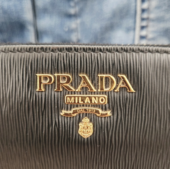 Authentic PRADA Vitello Zip Black Gold Saffiano Leather Wallet WOC Clutch - Picture 3 of 15
